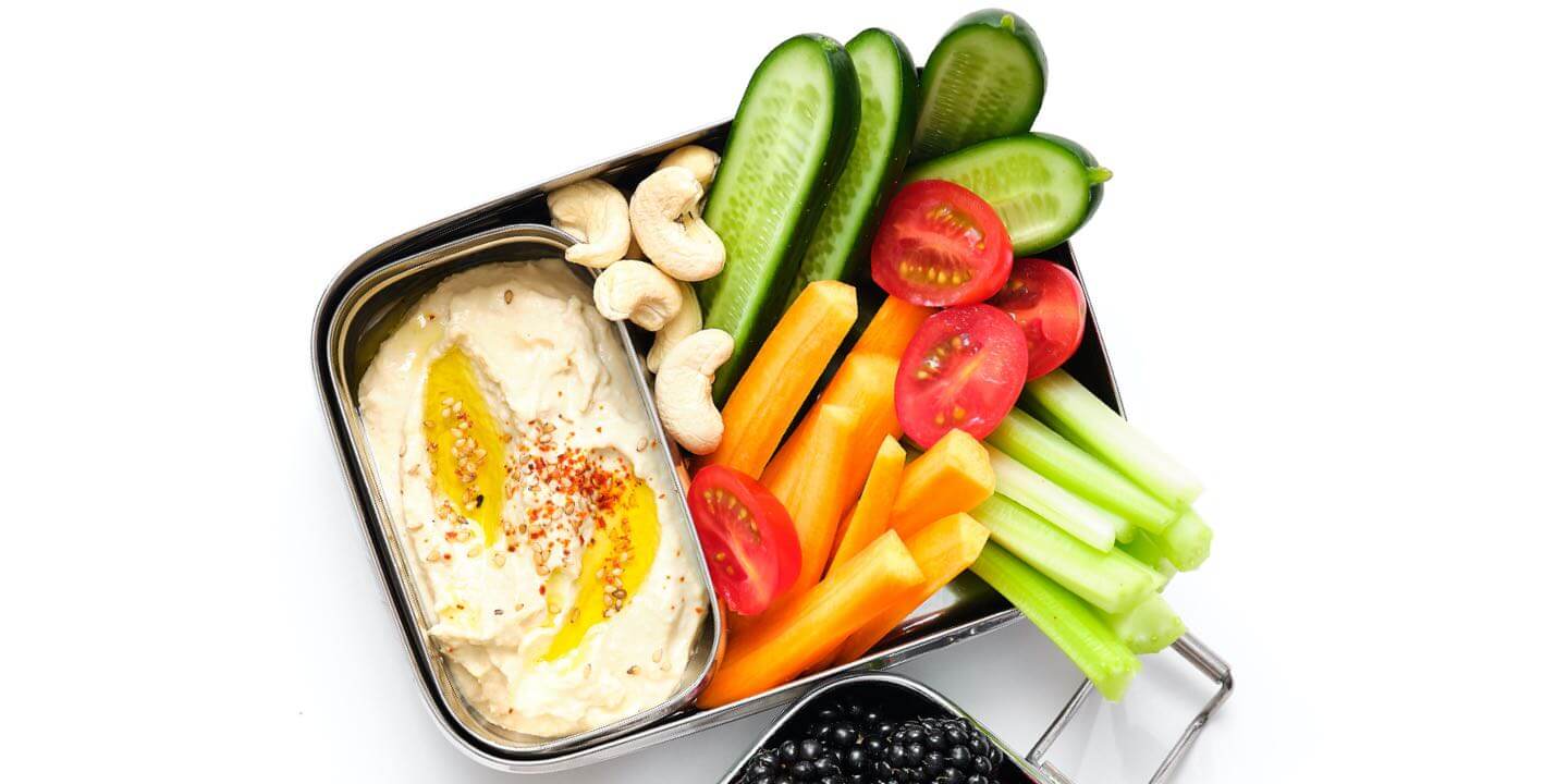 Lunchbox met krokante groenten en hummus